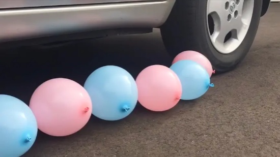 实拍老外用汽车压气球庆祝全过程，网友：国外也不让放炮吗？