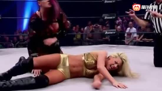 TNA白人女金刚羞愧战败，泰勒角柱飞踹击飞女金刚，随即RKO