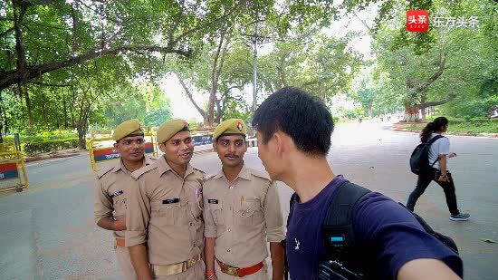 中国背包小哥逛印度大学，3个印度警察要求合影，一开始有点害怕