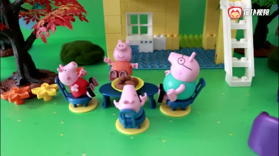 迪迦奥特曼和超级飞侠多多一起帮助小猪佩奇修理秋千，粉红猪小妹