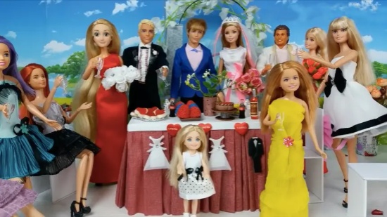 芭比娃娃故事：芭比和肯结婚了，亲朋好友都来参加他们的婚礼
