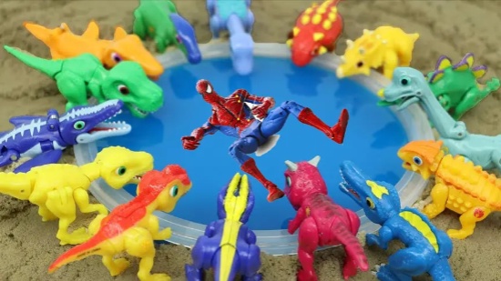 蜘蛛侠掉入蓝色糖果池 小恐龙围观救援