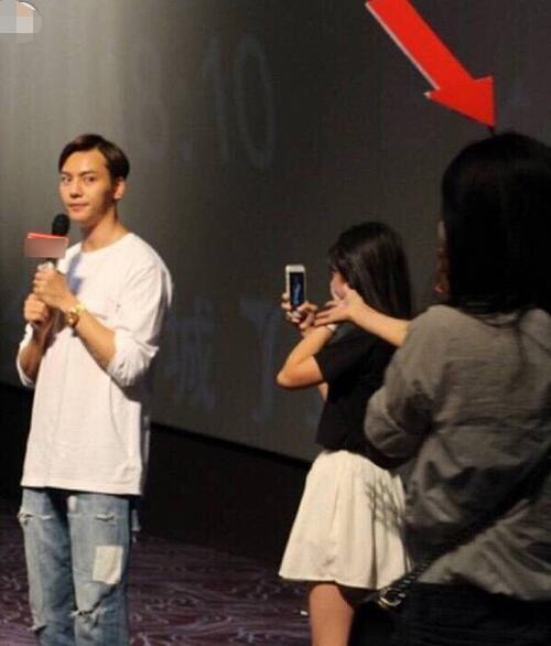 王嘉尔看到粉丝高举的恶搞应援牌后表情亮了 撩男神技能GET！