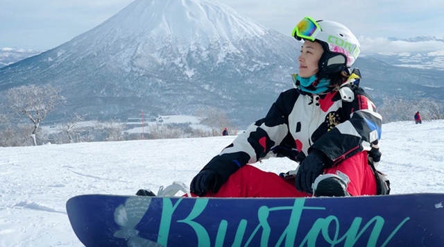 郑罗茜解锁极限运动新姿势 成冬季运动榜样