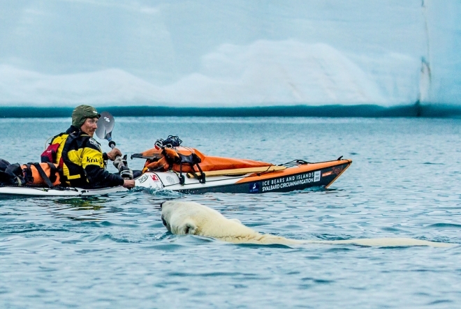 难得一见的壮美 国外户外爱好者皮划艇体验北极圈风景(3)
