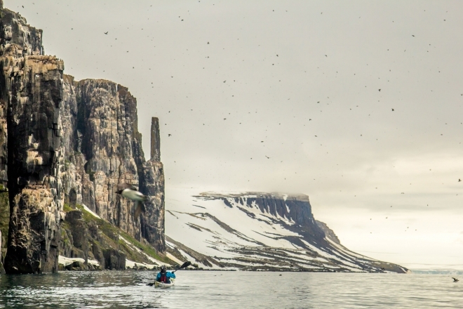 难得一见的壮美 国外户外爱好者皮划艇体验北极圈风景(1)