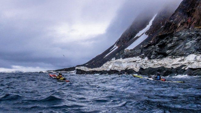 难得一见的壮美 国外户外爱好者皮划艇体验北极圈风景(4)