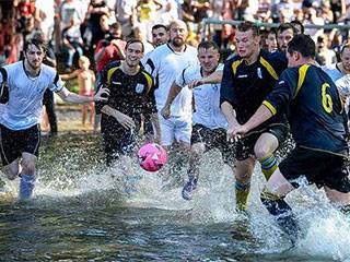 小镇举办水上足球赛，竞争激烈趣味十足